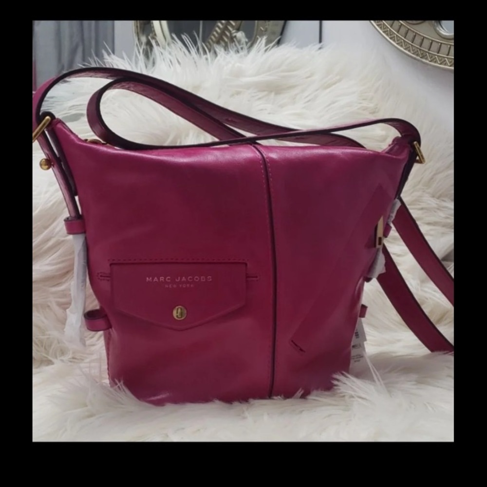 NWT.  MARC JACOBS BUCKET BAG HOT PINK